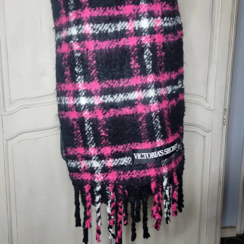 Victoria's Secret Plush Knit Plaid Fringe Pink Black Long Wide Scarf✨️2019